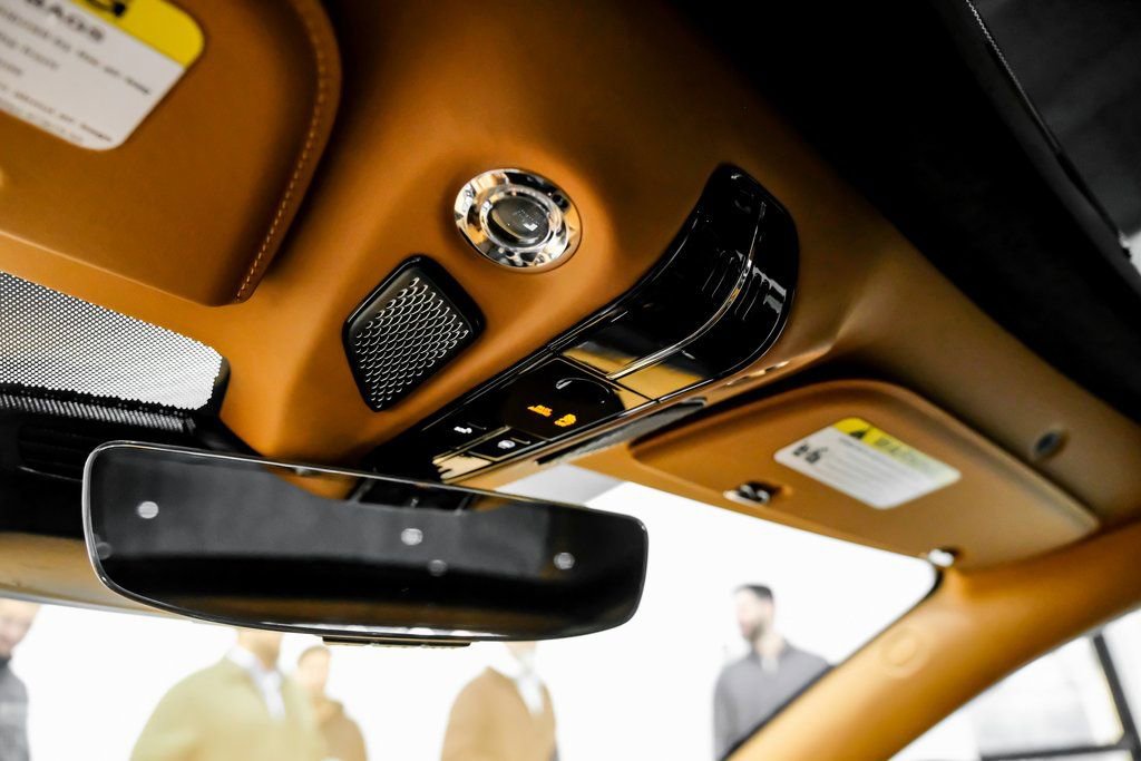 Used 2025 Aston Martin Vanquish RWD image 23