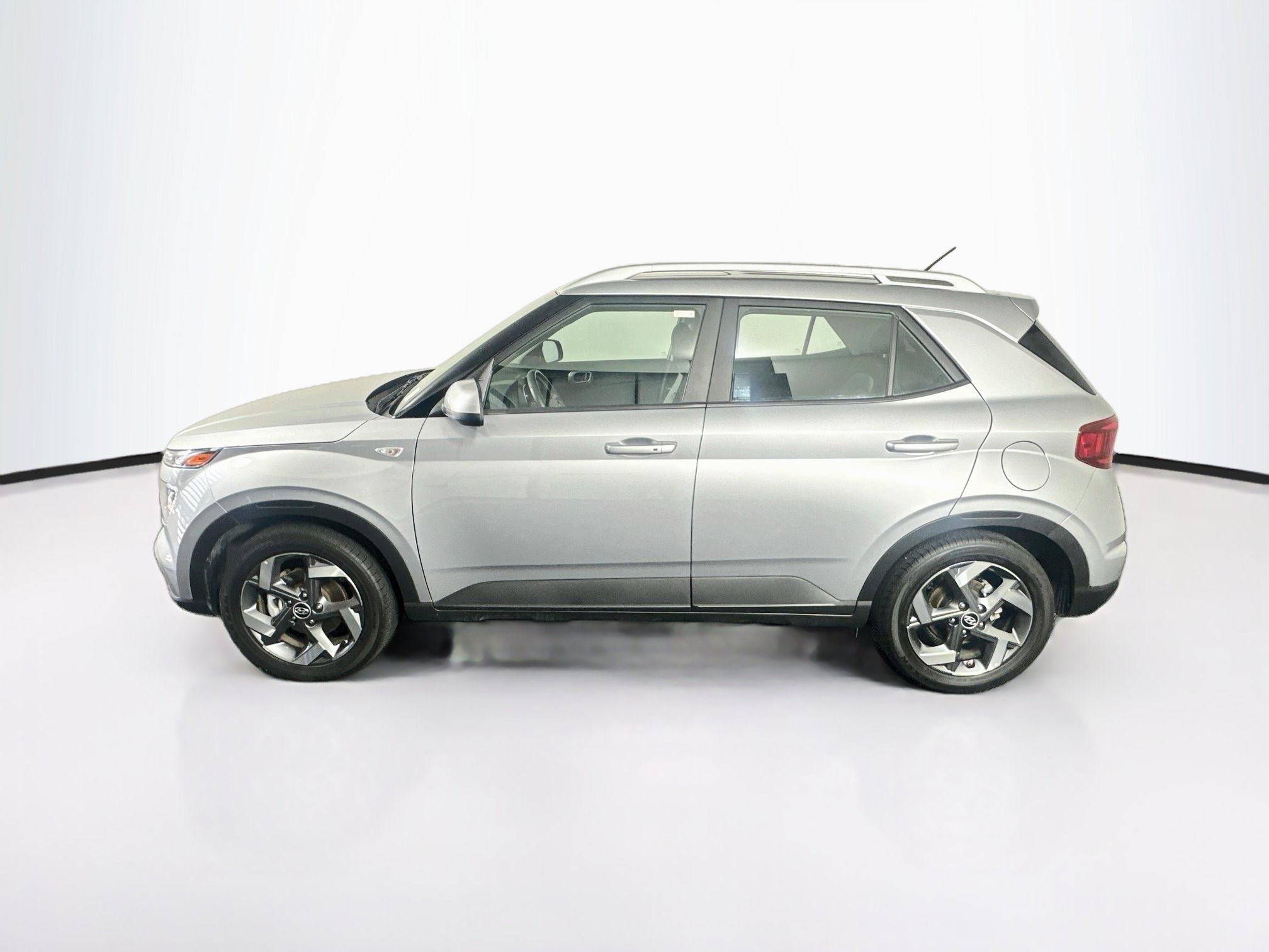 Used 2025 Hyundai Venue SEL FWD image 4