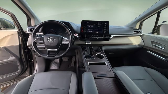 Used 2024 Toyota Sienna XLE image 16