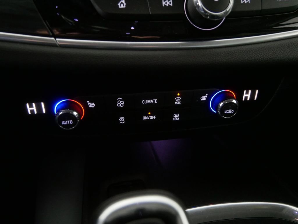Used 2021 Buick Enclave Essence image 26