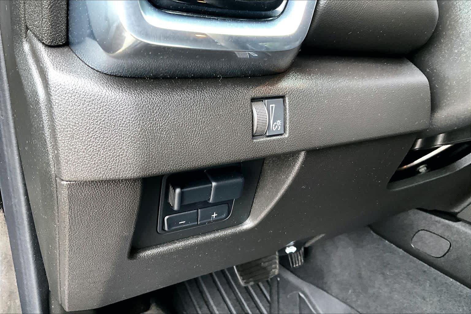 Used 2024 GMC Canyon Elevation w/ Elevation Premium Package AWD/4WD image 32