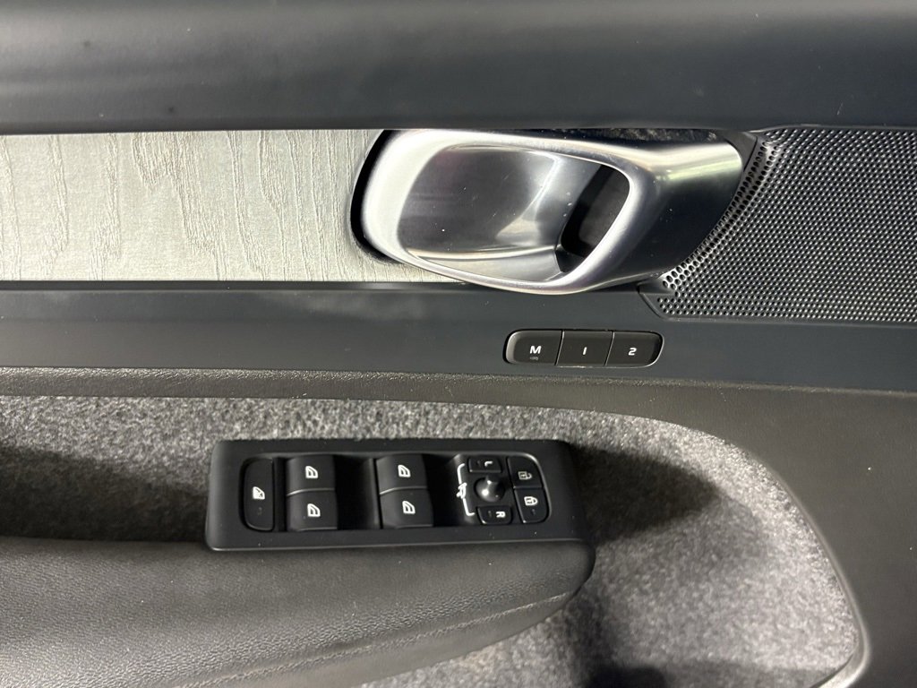 Used 2024 Volvo XC40 B5 Core image 15