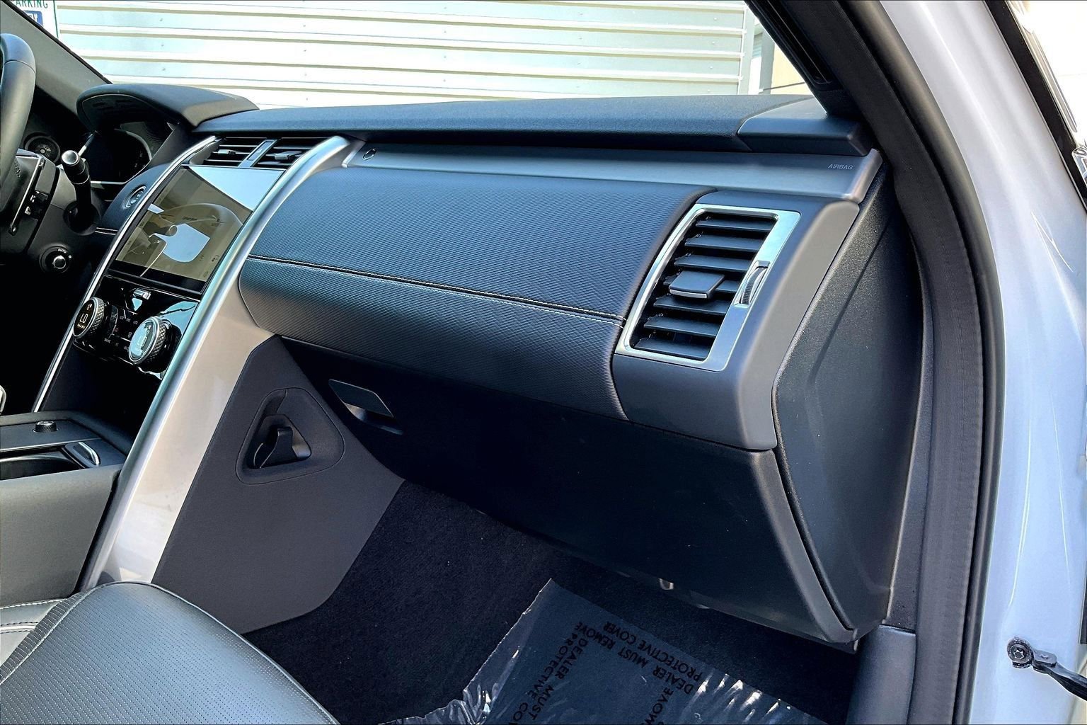 Used 2024 Land Rover Discovery Dynamic SE image 15