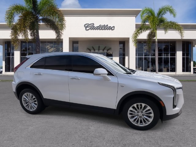 Certified 2024 Cadillac XT4 Luxury w/ Cold Weather Package FWD image 17