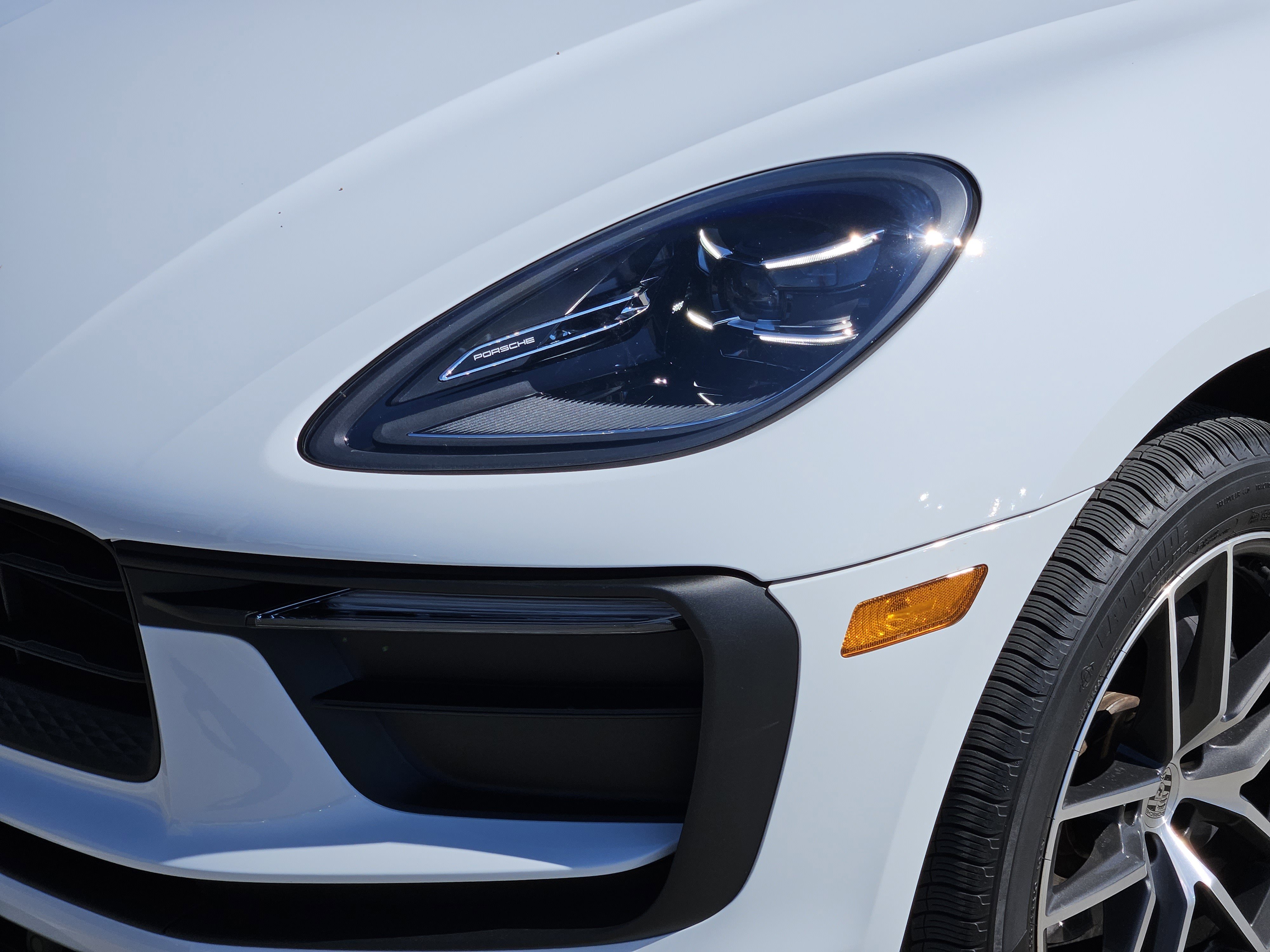 Certified 2025 Porsche Macan image 12