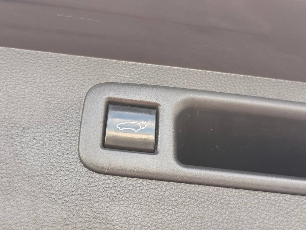 Used 2021 Toyota Highlander XLE AWD/4WD image 28
