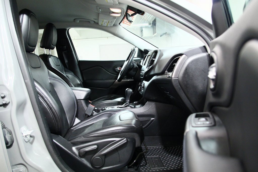 Used 2019 Jeep Cherokee Latitude Plus w/ Cold Weather Group image 23