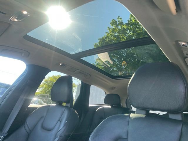 Used 2018 Volvo XC60 T5 Momentum w/ Vision Package AWD/4WD image 11