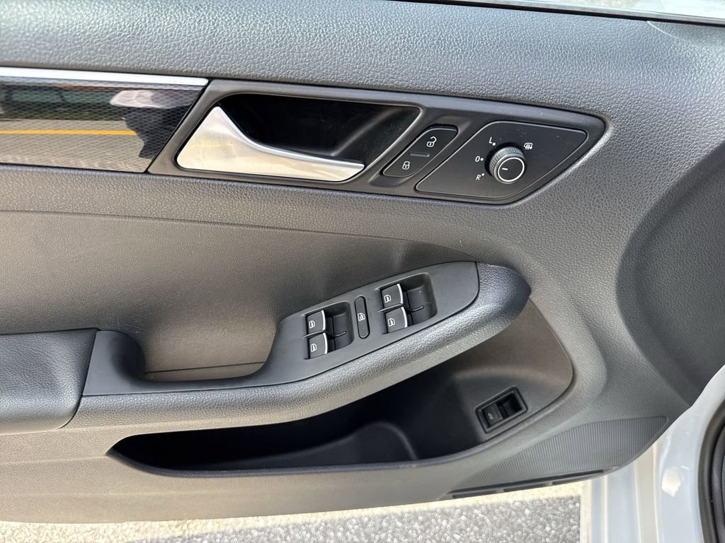 Used 2017 Volkswagen Jetta SEL FWD image 40