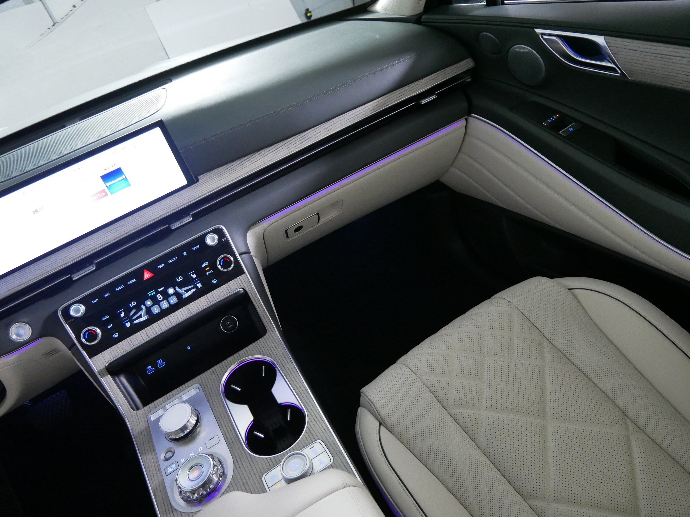 Certified 2025 Genesis GV80 3.5T Prestige AWD/4WD image 11