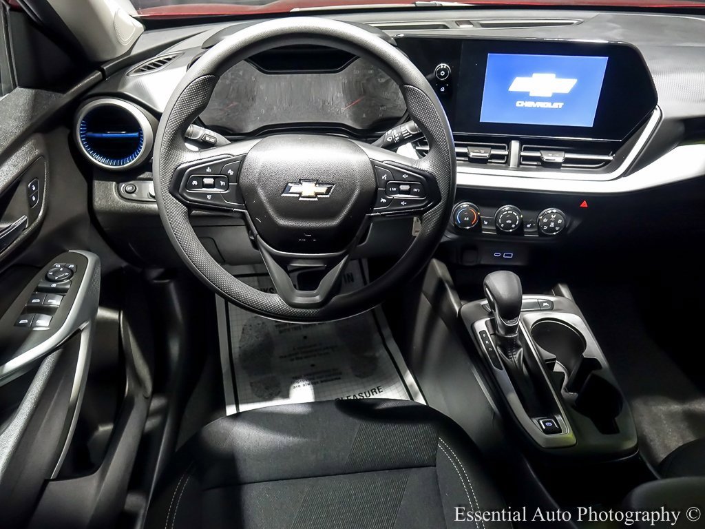 Used 2025 Chevrolet Trax LS w/ LS Convenience Package image 17