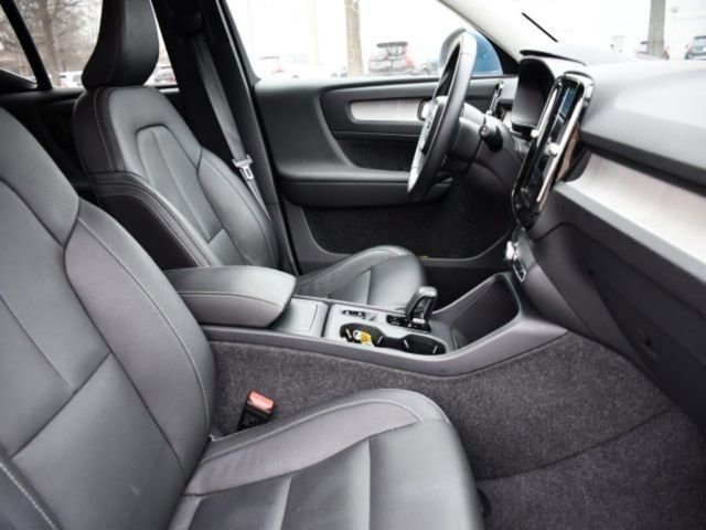Certified 2025 Volvo XC40 B5 Core AWD/4WD image 27