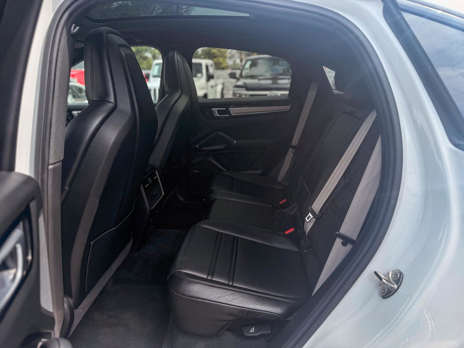 Used 2023 Porsche Cayenne Platinum Edition image 18