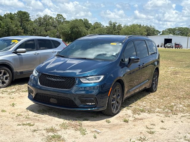 Used 2022 Chrysler Pacifica Touring-L w/ S Appearance Package FWD image 2