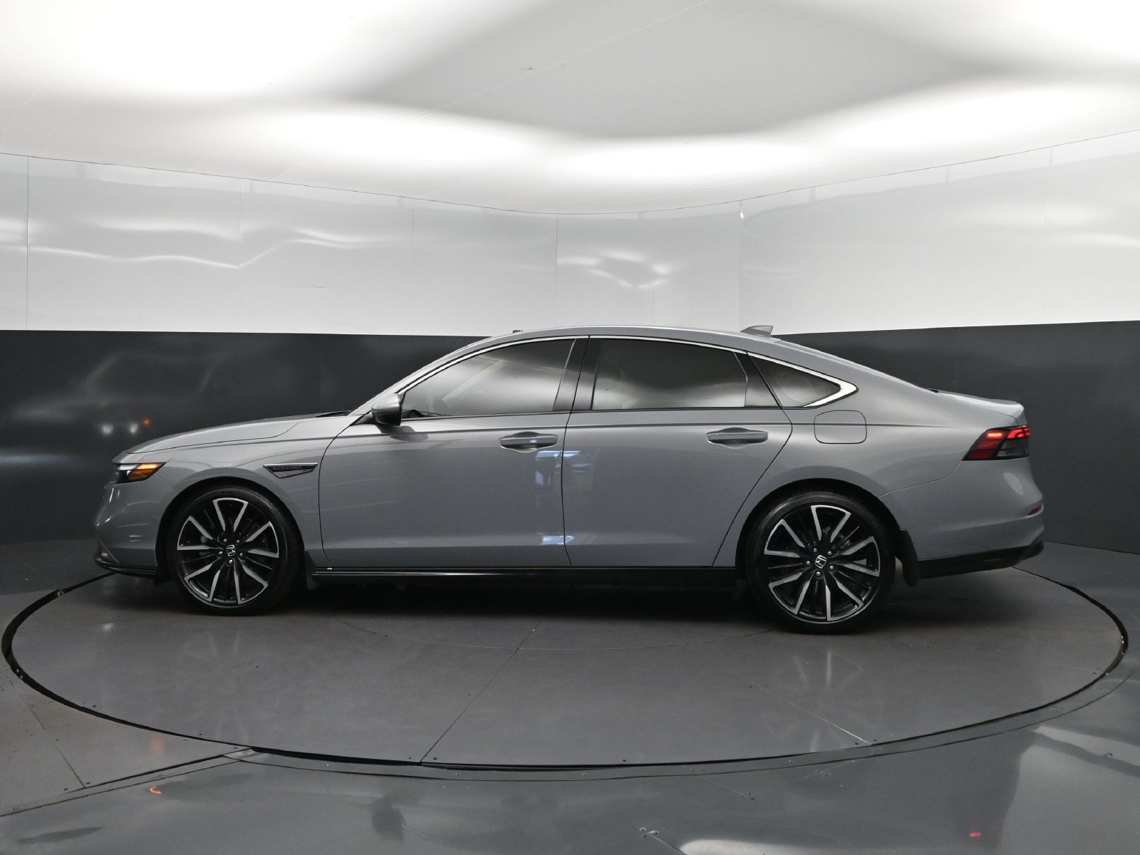 Used 2025 Honda Accord Touring image 4