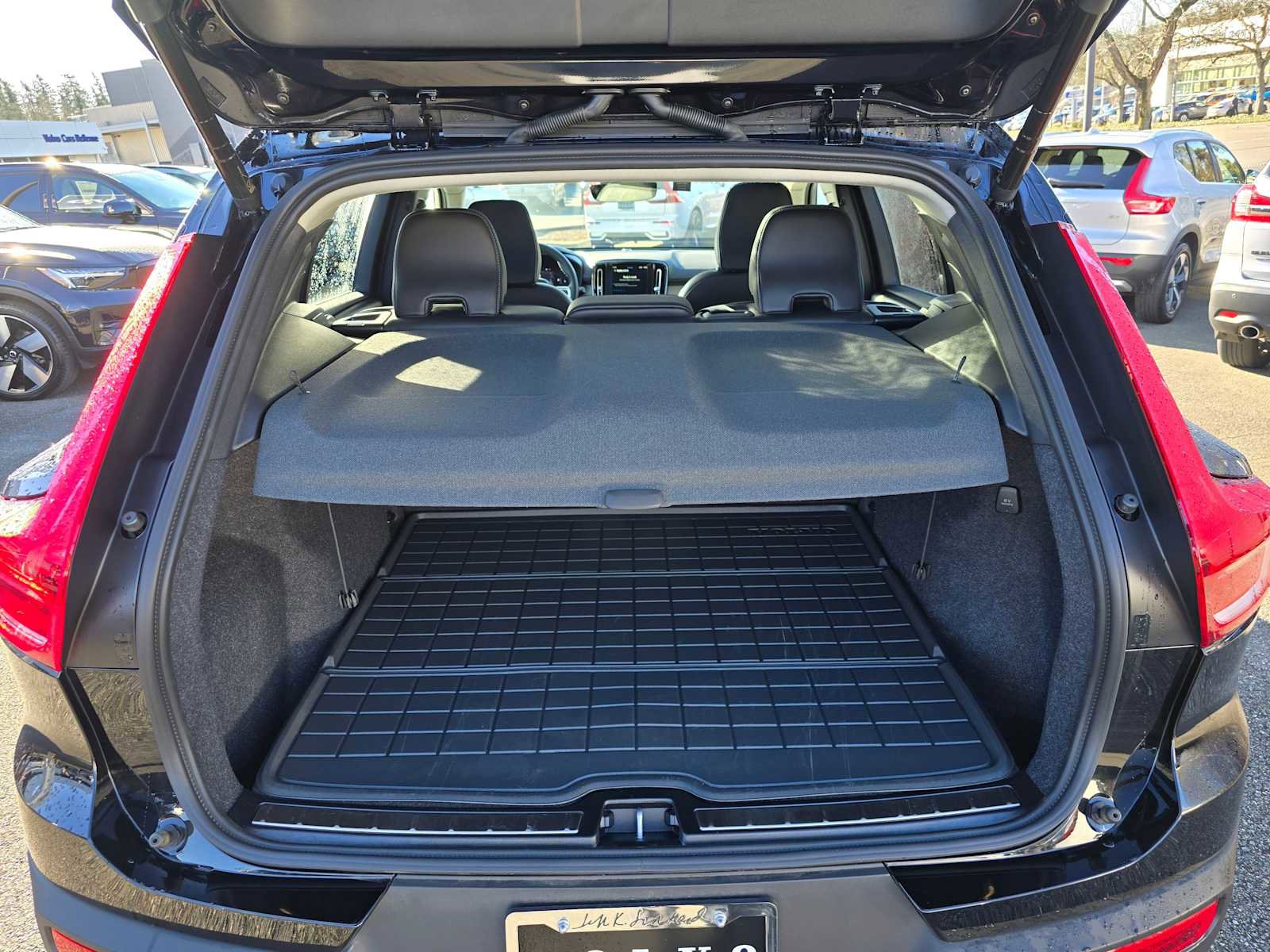 Used 2025 Volvo XC40 B5 Plus w/ Climate Package image 16