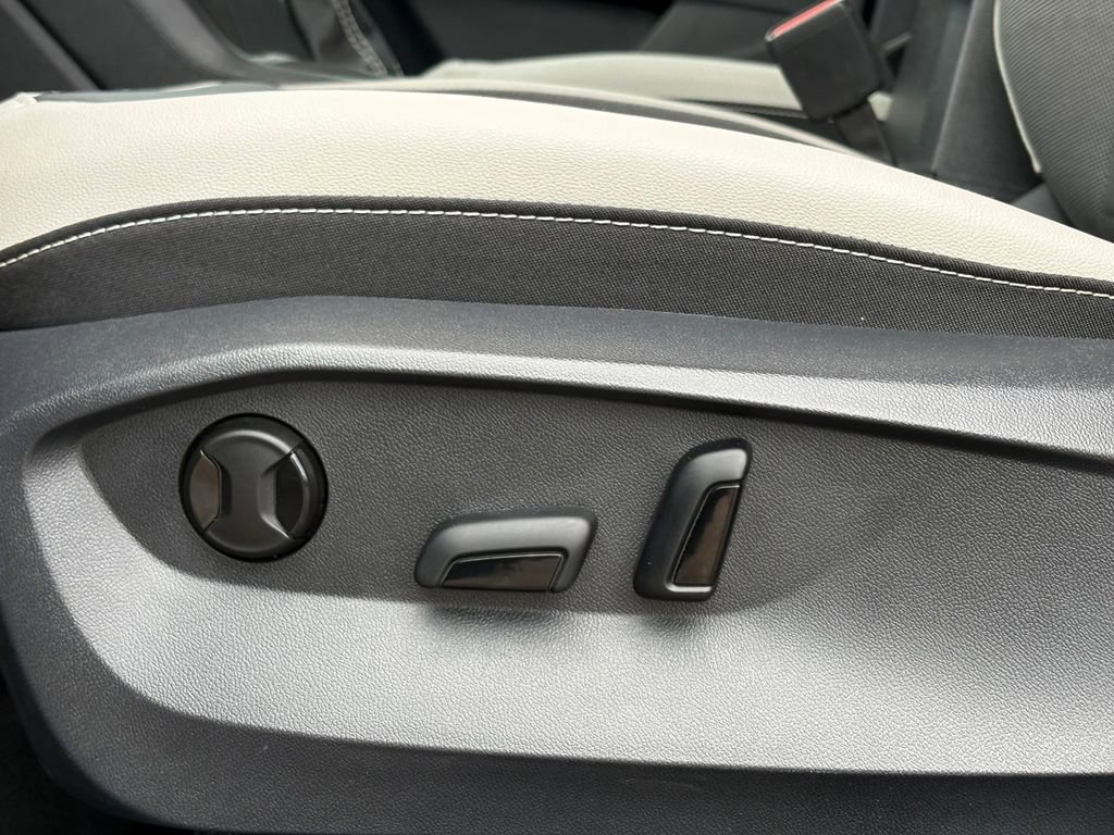 Used 2025 Volkswagen Taos SE FWD image 13