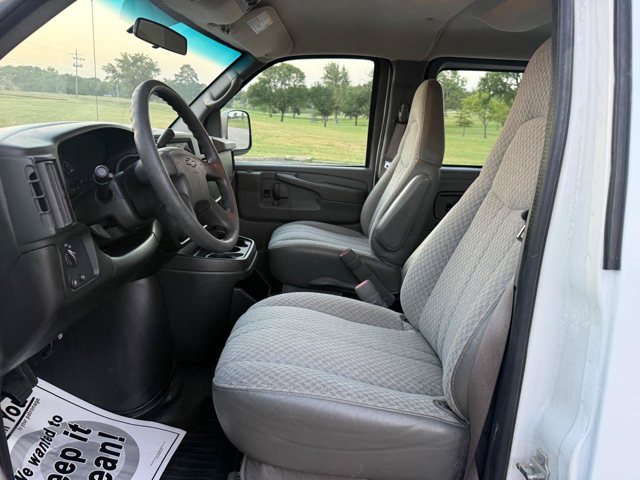 Used 2004 Chevrolet Express 1500 Passenger RWD image 9
