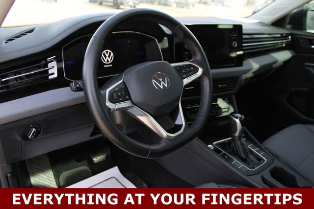 Used 2025 Volkswagen Jetta SE w/ Sunroof Package image 2