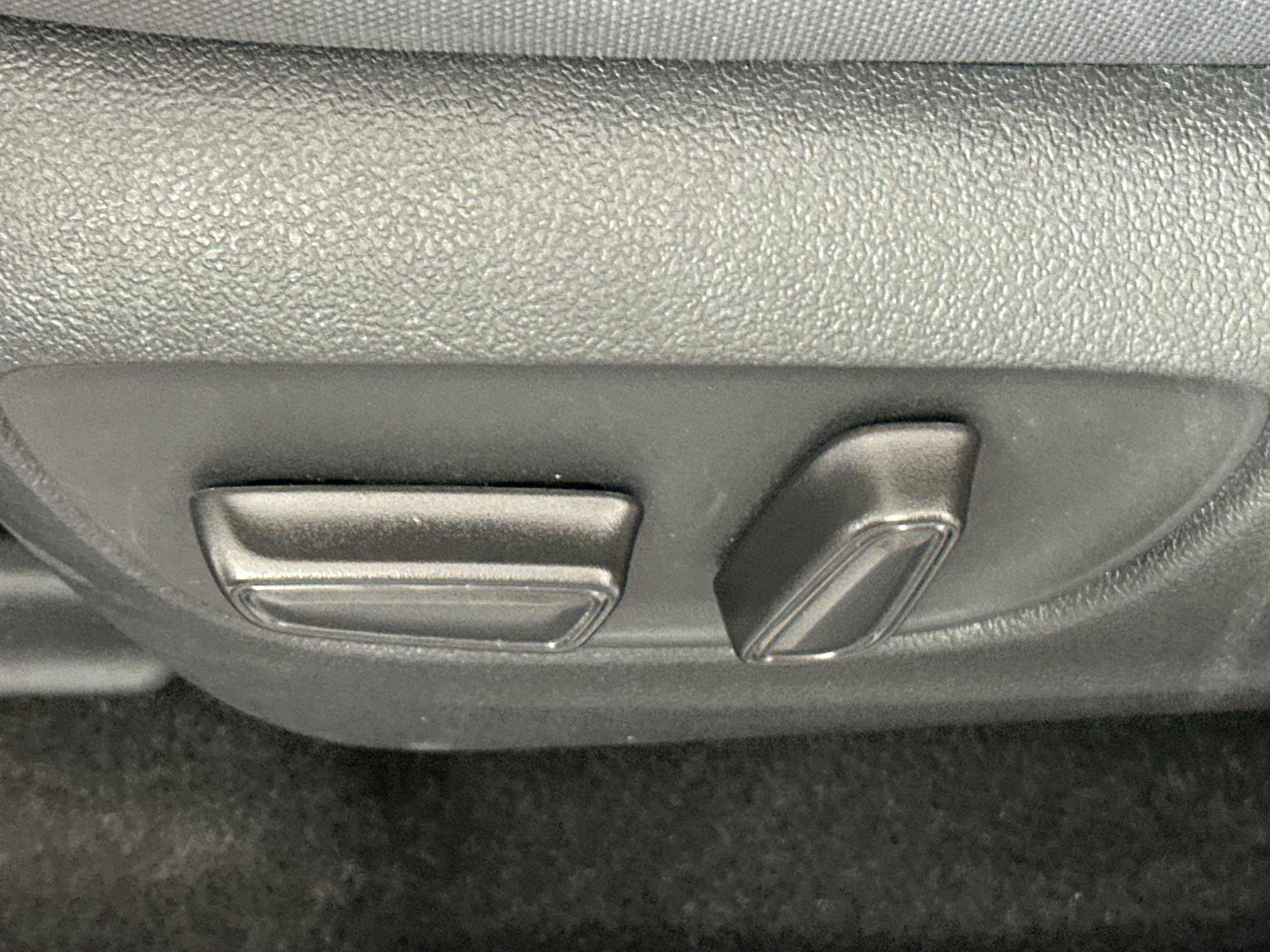 Used 2023 Toyota Highlander L image 13