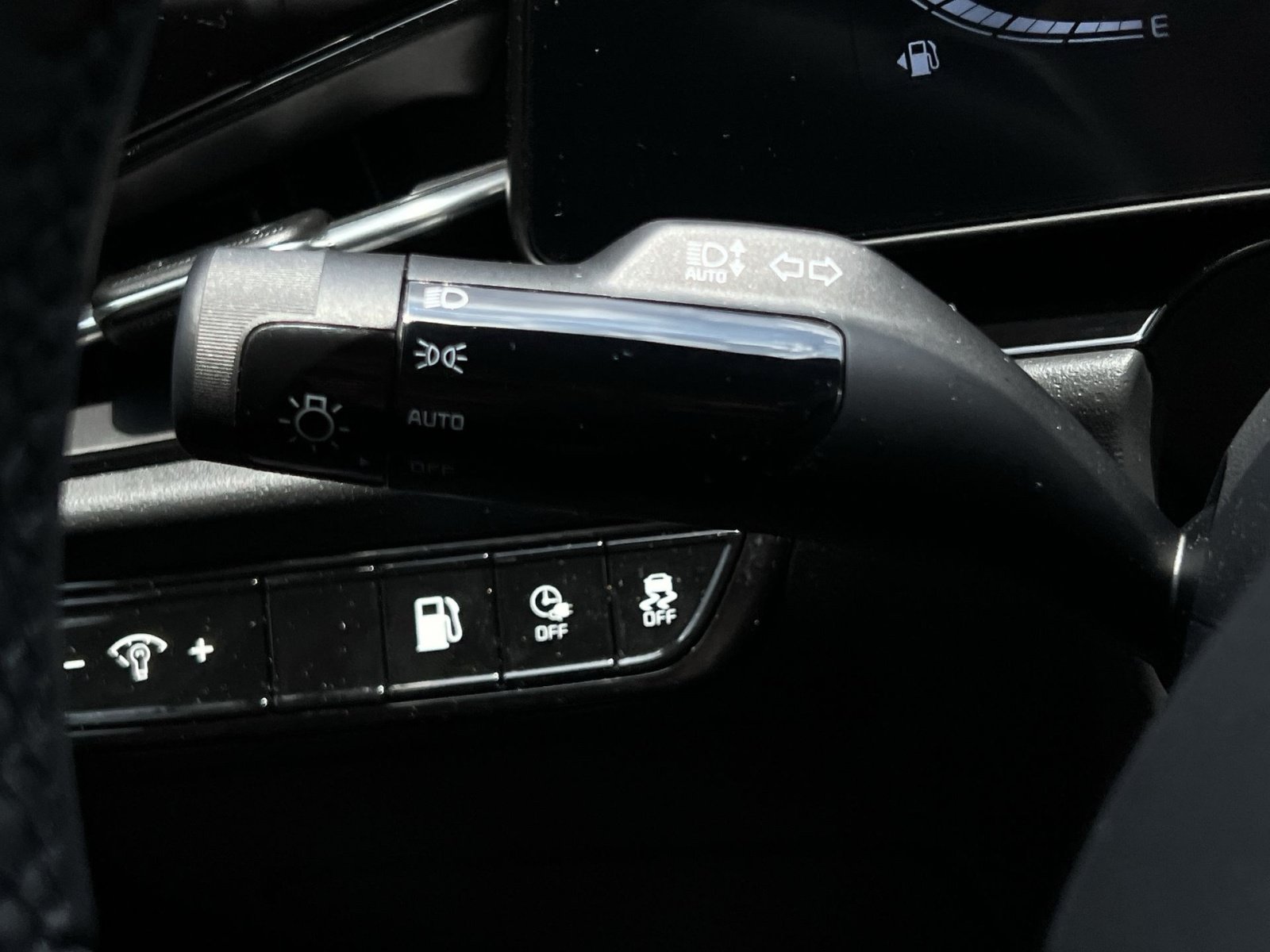 Used 2025 Kia Niro EX w/ EX Cold Weather Package FWD image 28