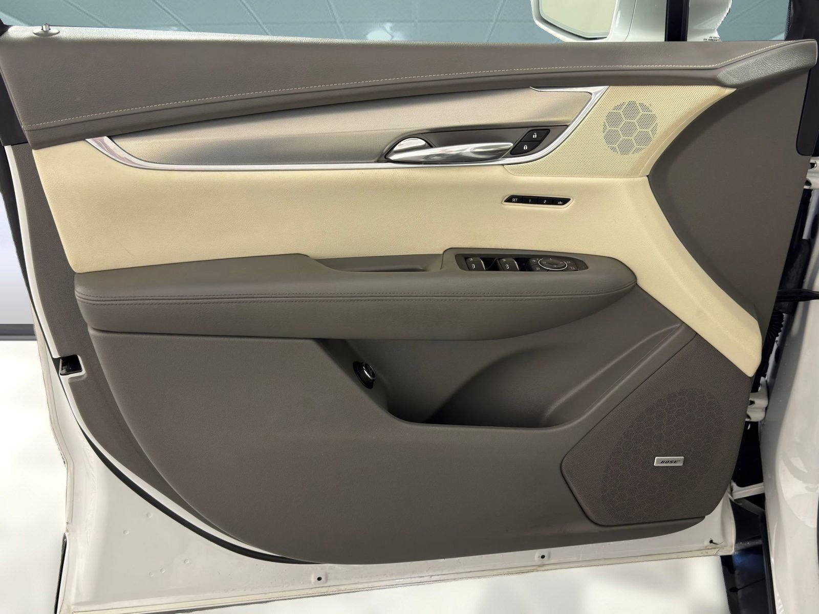 Used 2017 Cadillac XT5 Luxury w/ Driver Awareness Package image 22