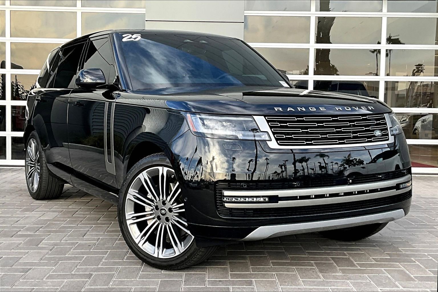 Certified 2025 Land Rover Range Rover Long Wheelbase SE image 3