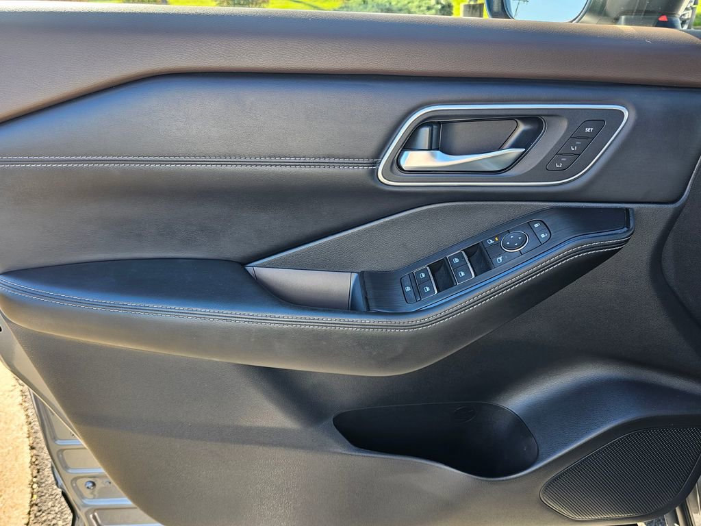 Used 2023 Nissan Rogue Platinum w/ Platinum Premium Package image 12