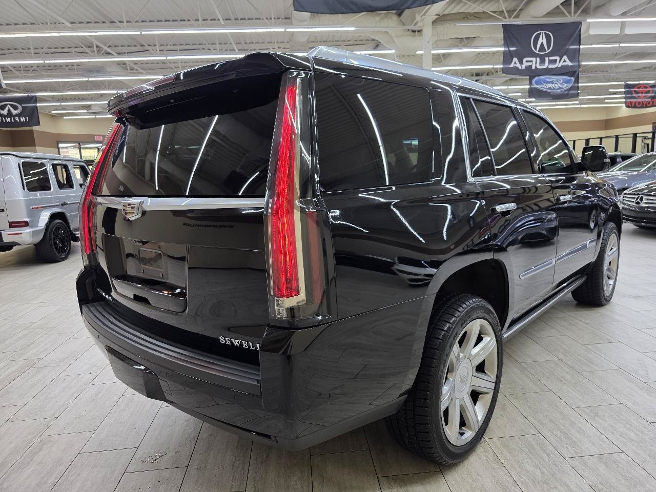 Used 2018 Cadillac Escalade Premium Luxury AWD/4WD image 6