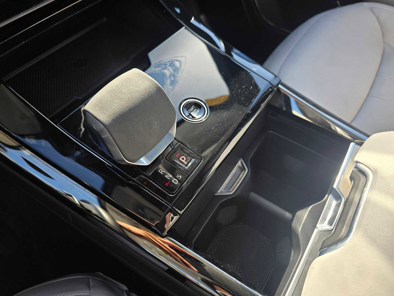 Used 2024 Land Rover Range Rover Sport SE image 30