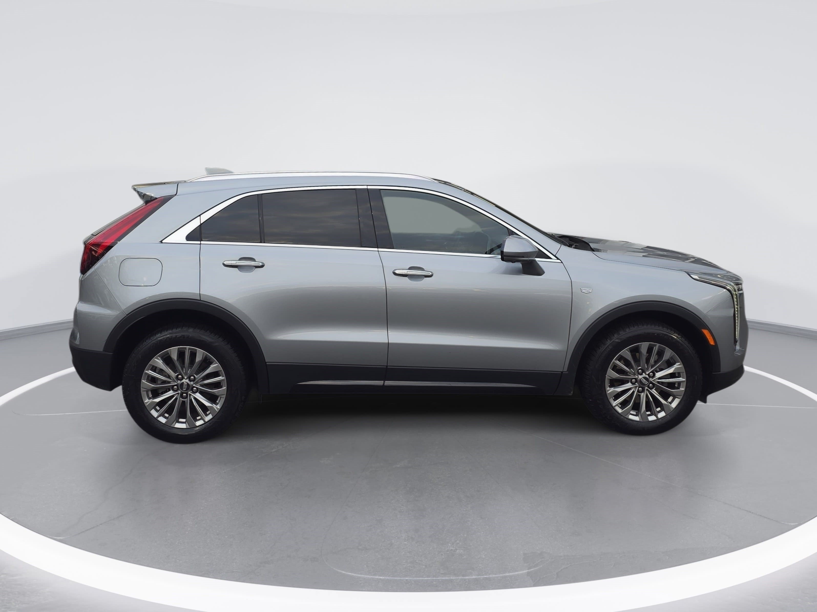 Used 2025 Cadillac XT4 Premium Luxury FWD image 2