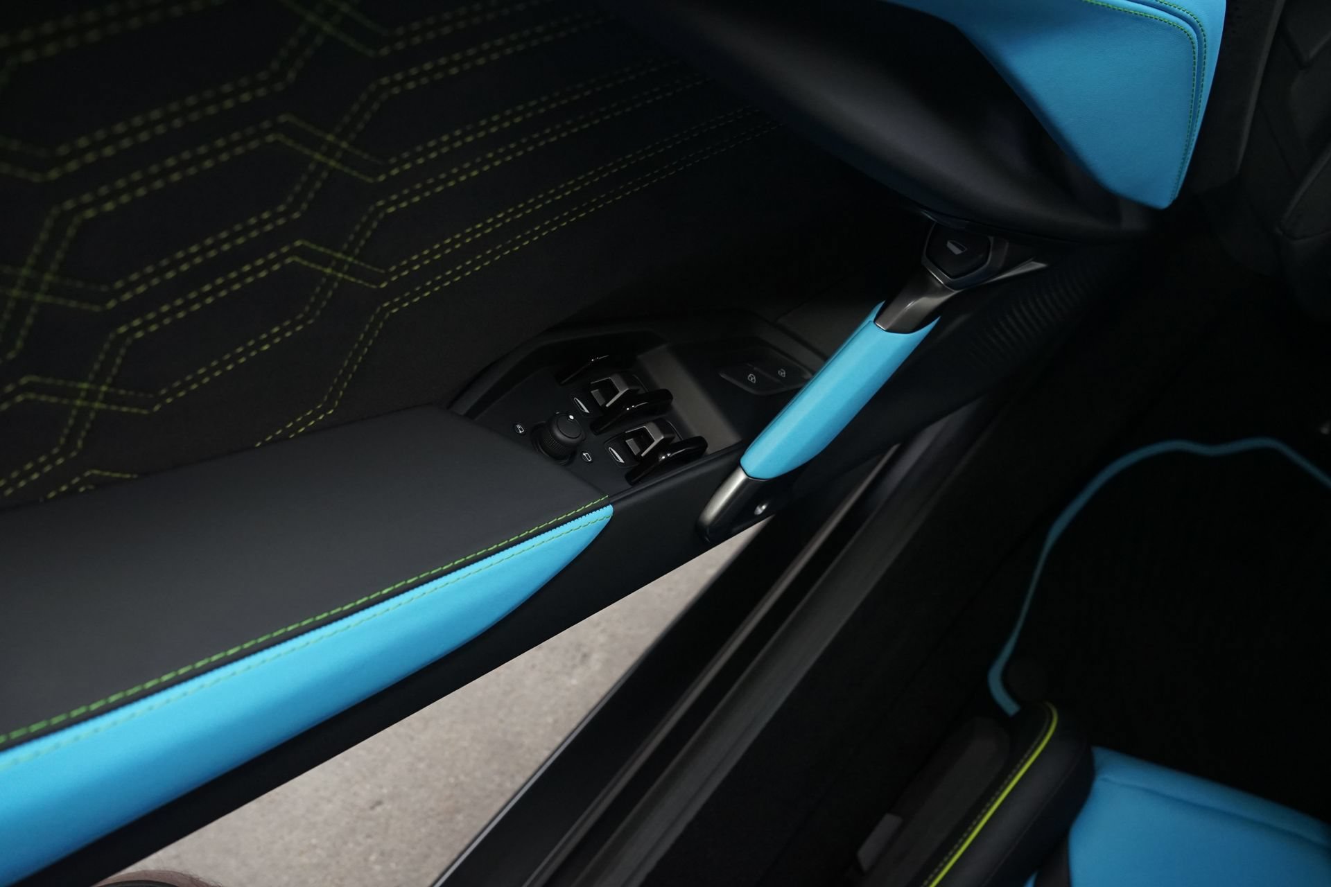 Used 2024 Lamborghini Revuelto AWD/4WD image 25