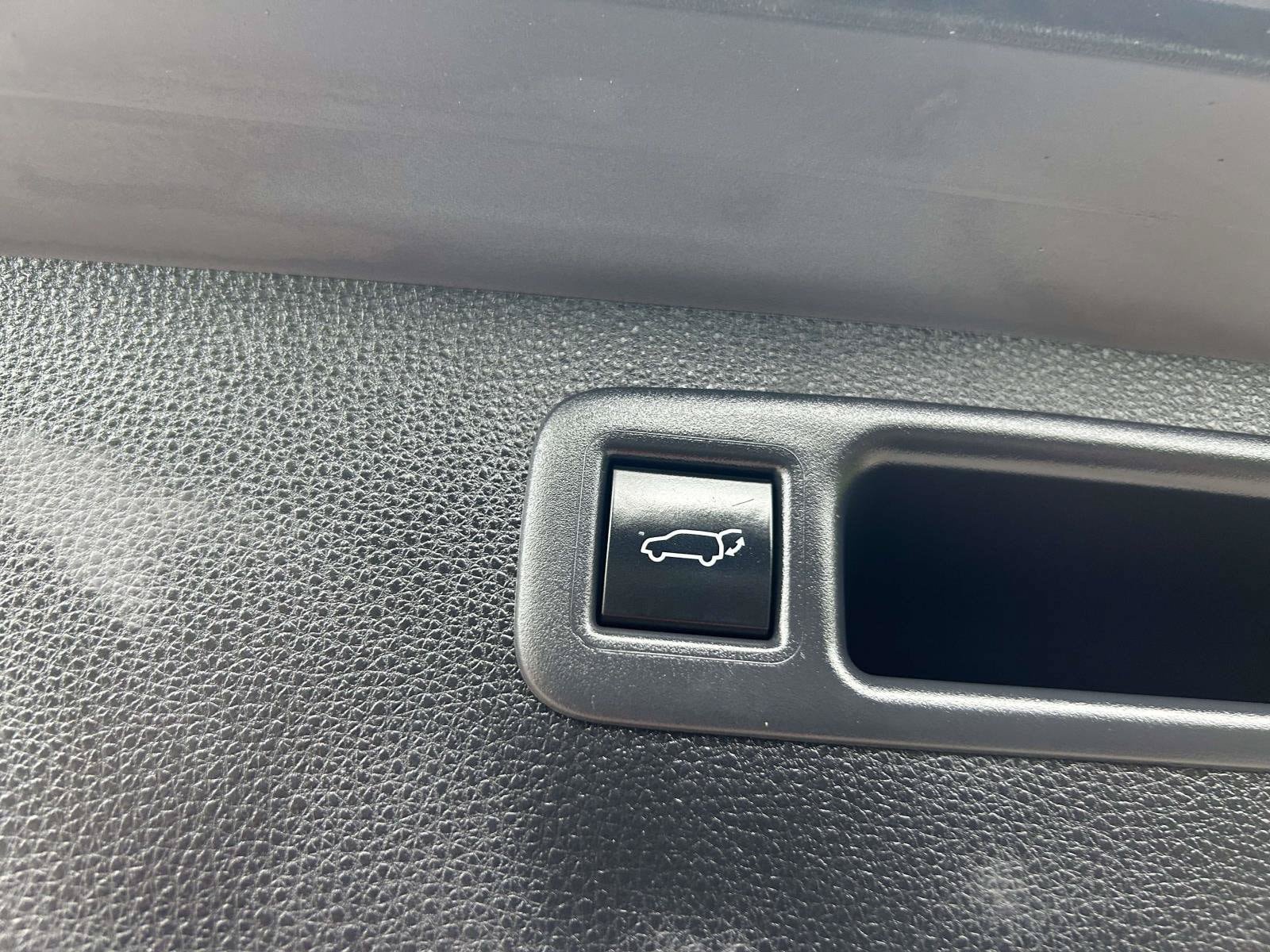 Used 2020 Toyota Highlander XLE FWD image 16