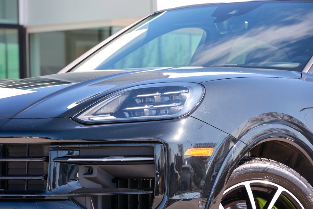 Certified 2025 Porsche Cayenne E-Hybrid Coupe image 15