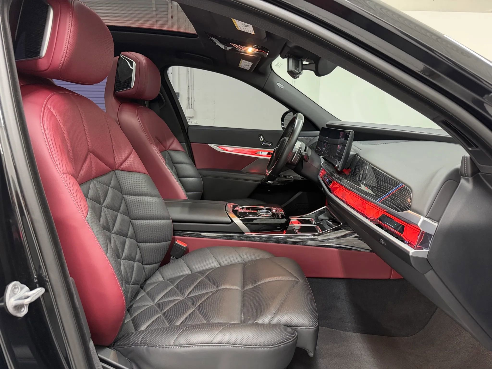 Used 2023 BMW 740i w/ Parking Assistance Package RWD image 11