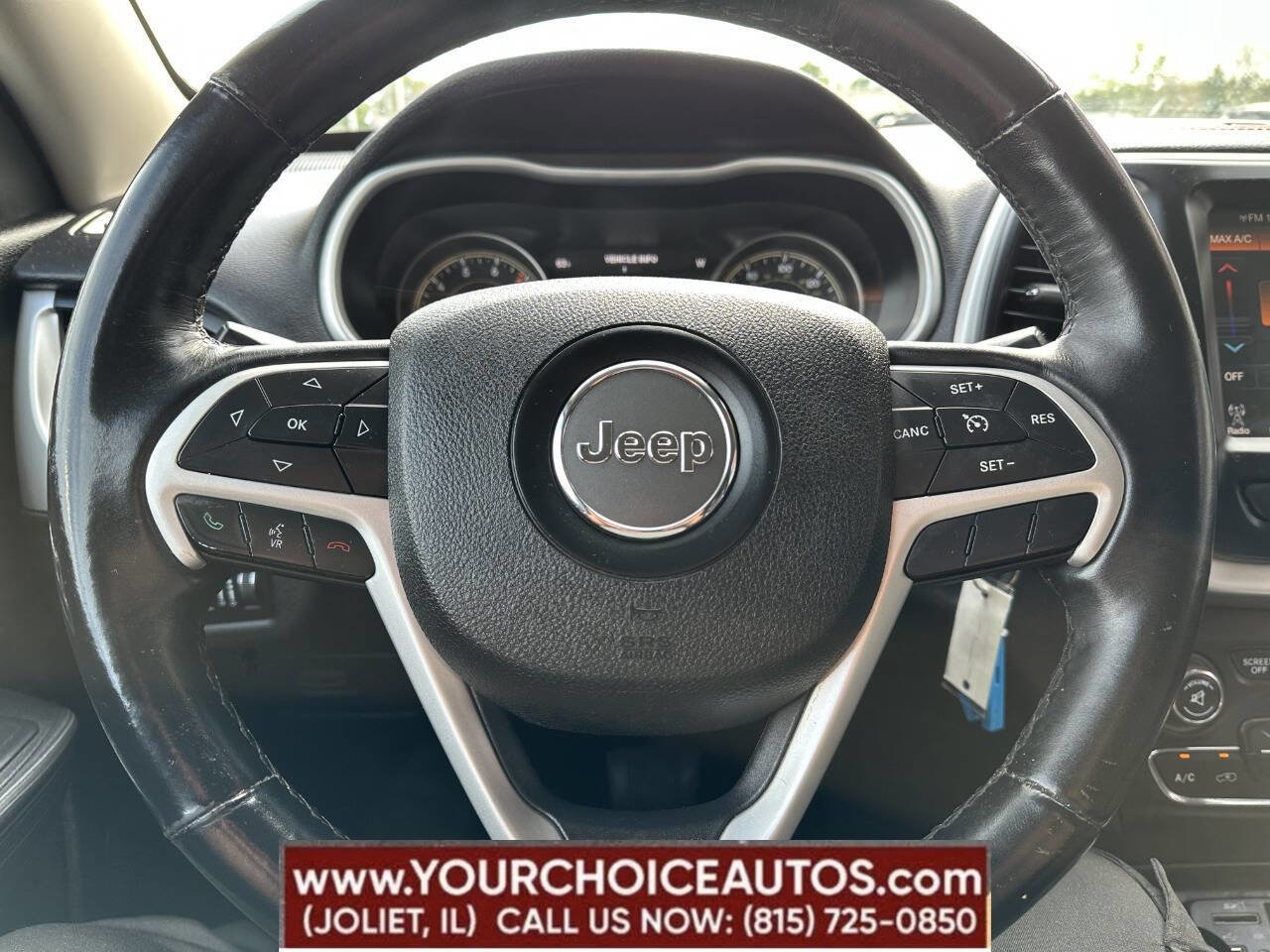 Used 2017 Jeep Cherokee Trailhawk w/ Cold Weather Group image 31