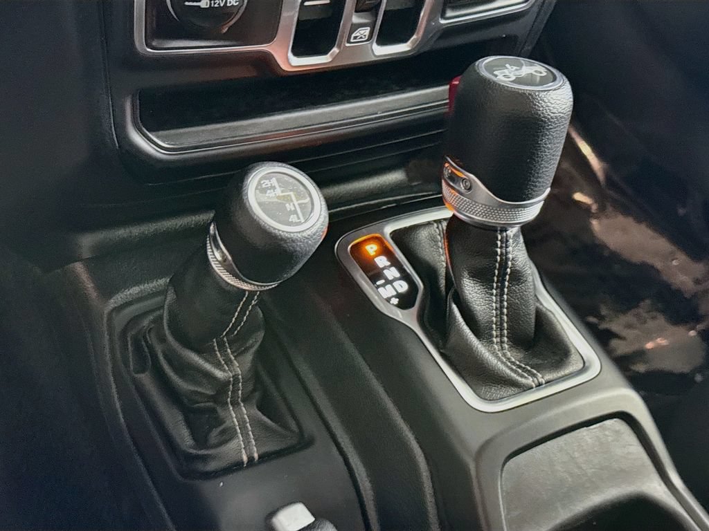 Used 2018 Jeep Wrangler Unlimited Sahara AWD/4WD image 5