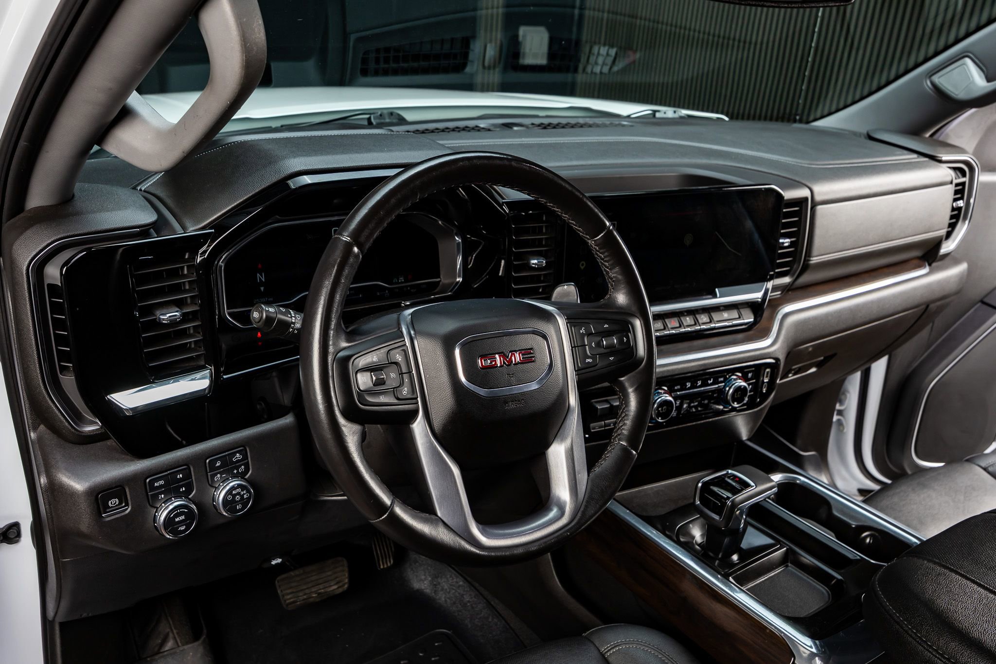Used 2023 GMC Sierra 1500 SLT AWD/4WD image 17