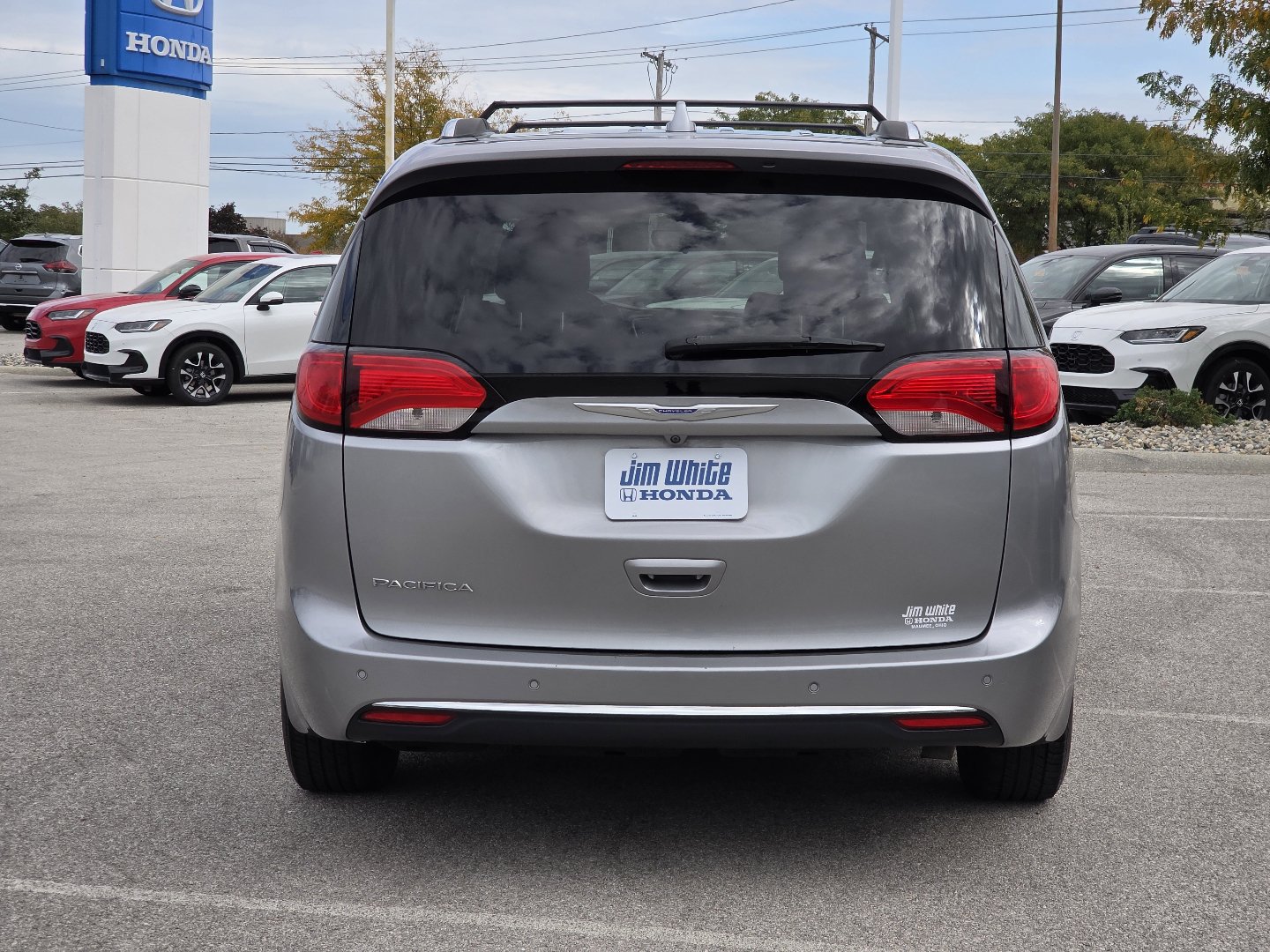 Used 2018 Chrysler Pacifica Touring-L w/ Premium Audio Group FWD image 13