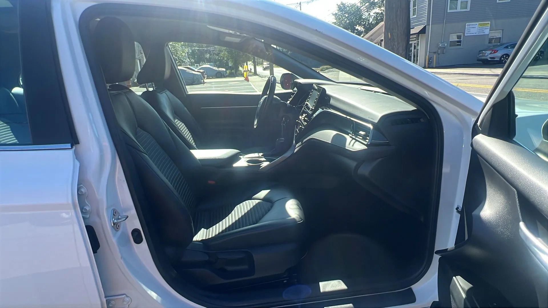 Used 2023 Toyota Camry SE image 30