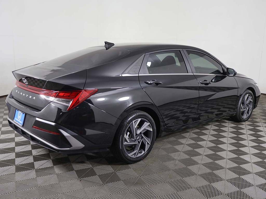 Used 2025 Hyundai Elantra SEL FWD image 11