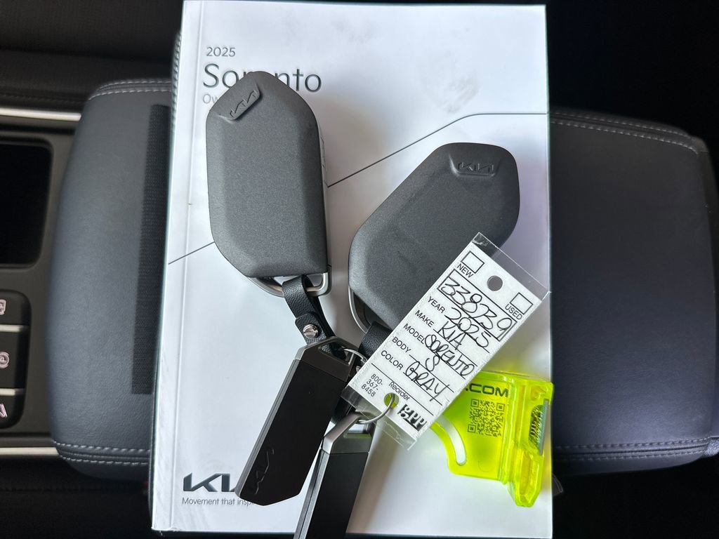 Used 2025 Kia Sorento S image 40