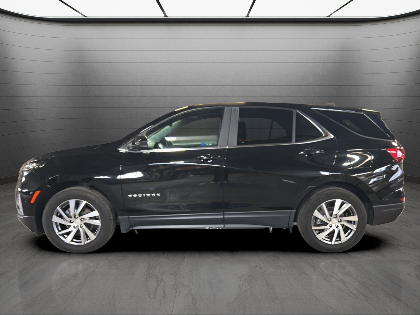 Used 2023 Chevrolet Equinox LT image 2