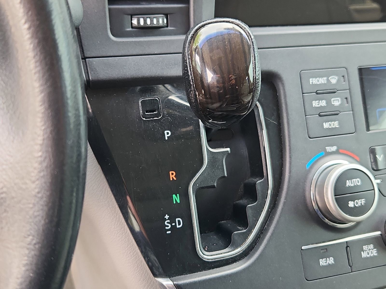 Used 2015 Toyota Sienna XLE FWD image 24