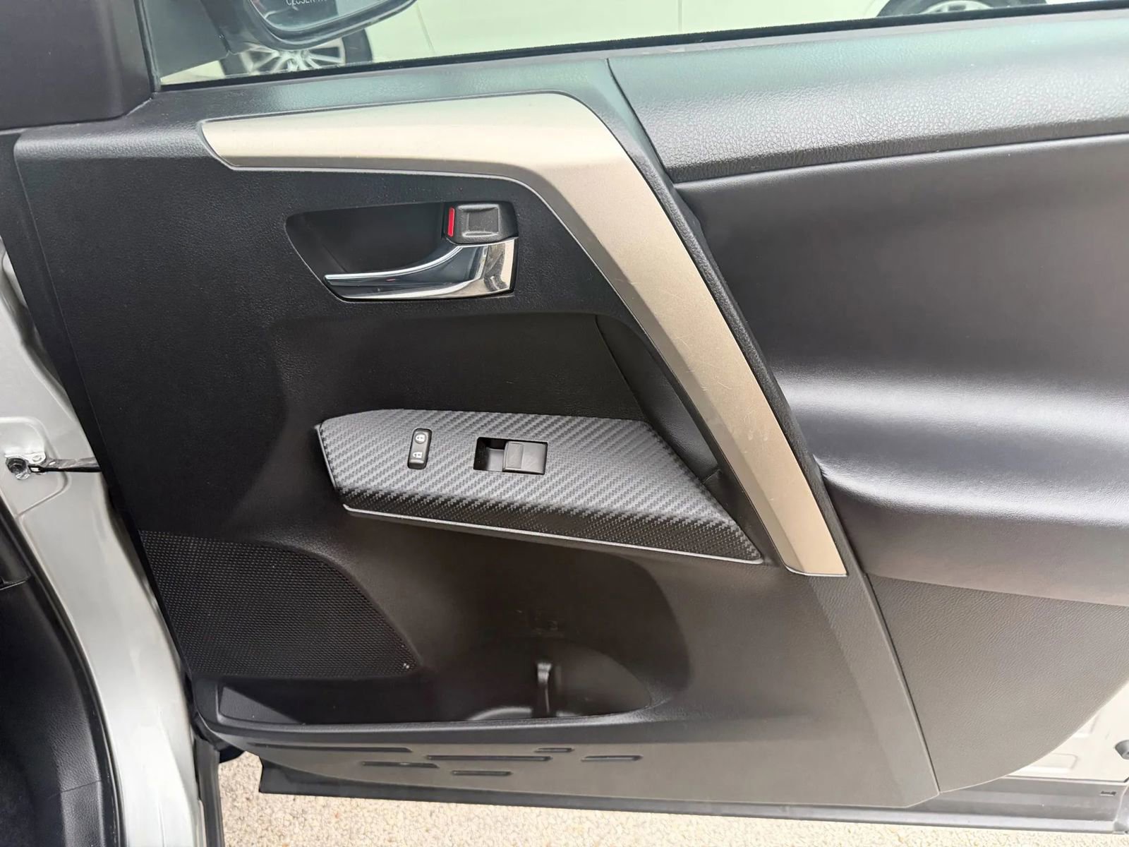 Used 2015 Toyota RAV4 Limited w/ Technology Package image 11