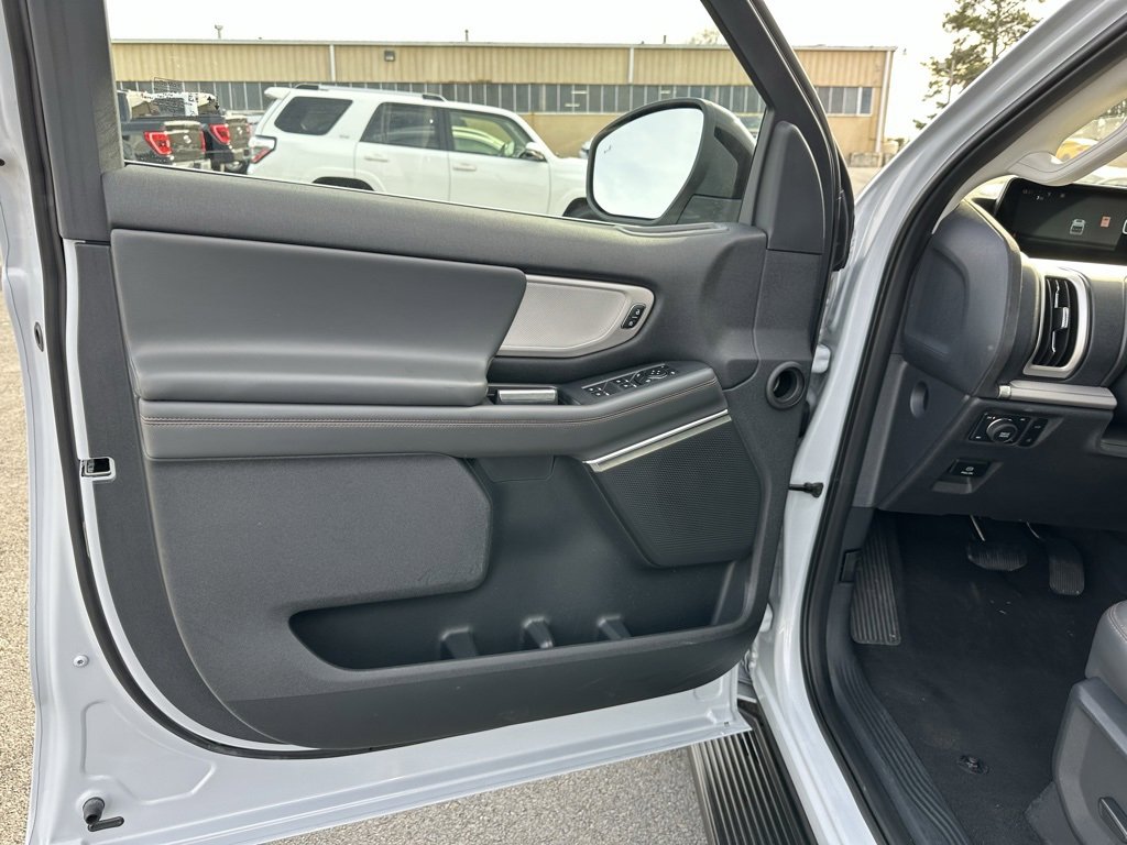 Used 2025 Ford Expedition Active image 18