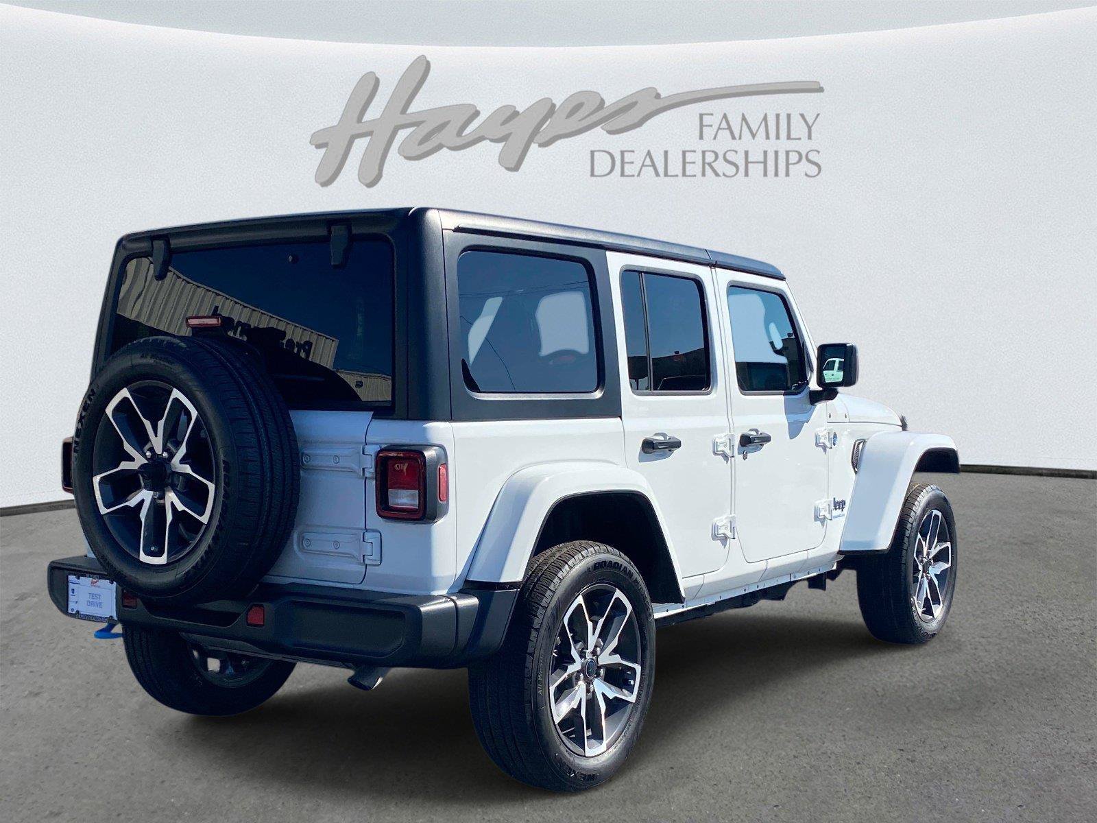 Used 2024 Jeep Wrangler Unlimited w/ Convenience Group AWD/4WD image 3