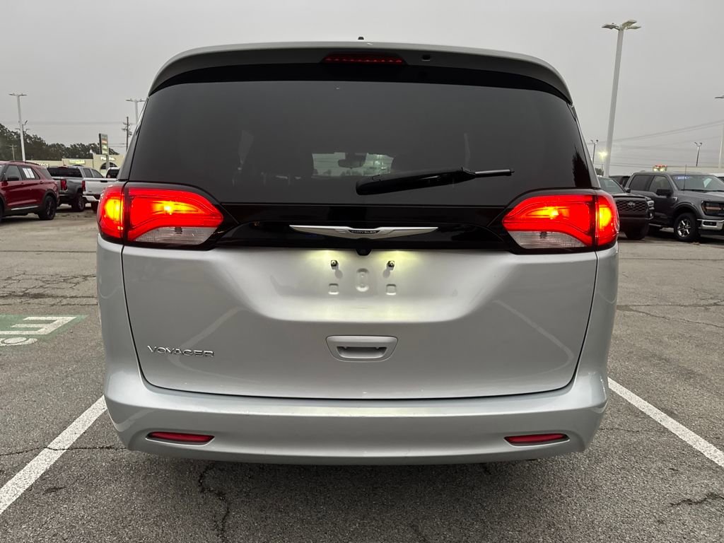 Used 2023 Chrysler Voyager LX image 4