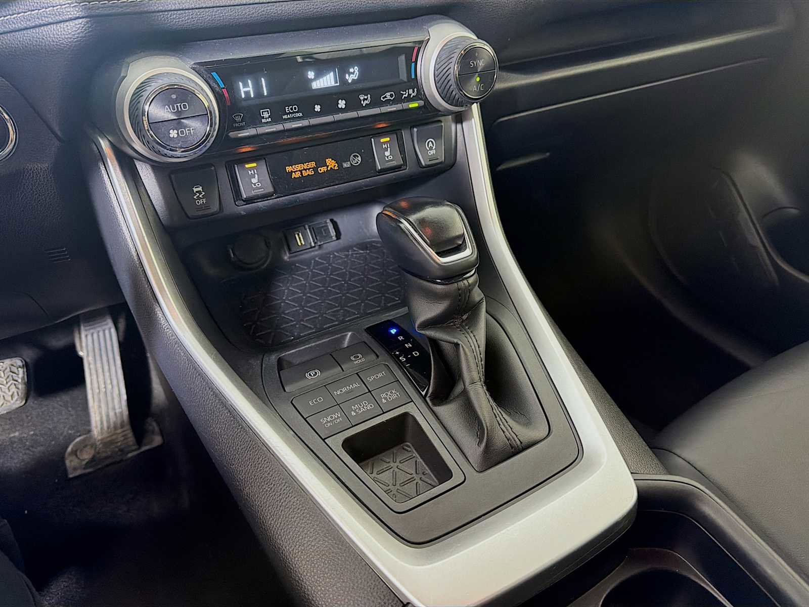 Used 2020 Toyota RAV4 XLE Premium image 14