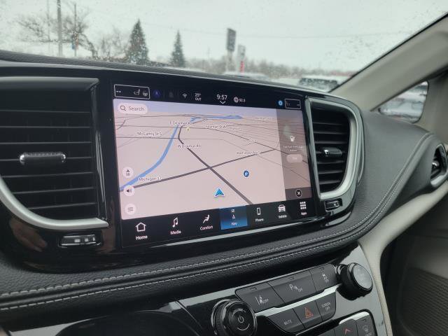 Used 2024 Chrysler Pacifica Select image 17